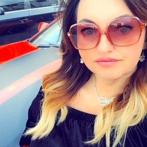 Meet your Posher, Angelia